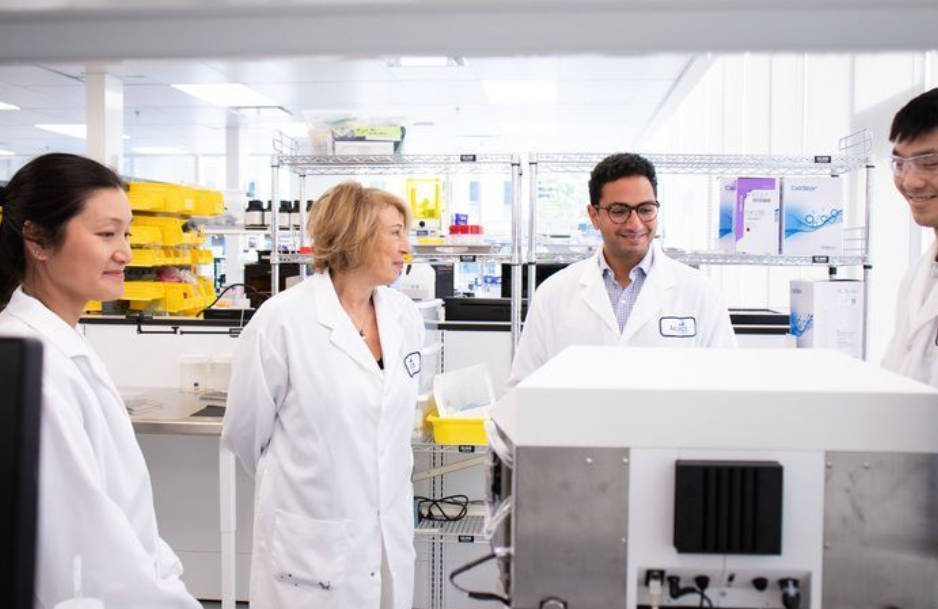 Tamer Mohamed与加拿大首席科学顾问Mona Nemer博士在British Columbia省Aspect Biosystems总部合影 Tamer Mohamed与加拿大首席科学顾问Mona Nemer博士在British Columbia省Aspect Biosystems总部合影