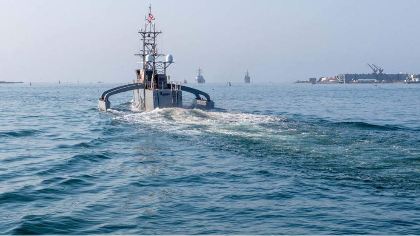 一艘中型无人水面舰艇（MUSV）原型舰“海鹰”号离开加利福尼亚州洛马角海军基地