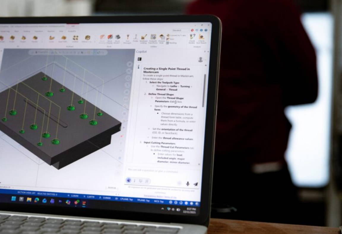 借助 AI 驱动的 Copilot,用户可通过语音或文本指令调整多道工序的进给速率与主轴转速,系统内置安全确认提示以保障操作安全 借助 AI 驱动的 Copilot,用户可通过语音或文本指令调整多道工序的进给速率与主轴转速,系统内置安全确认提示以保障操作安全