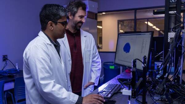 Mujtaba Rafique Ghoto(左)和Christopher O'Bryan正在准备3D打印过程中使用的计算机模型 Mujtaba Rafique Ghoto(左)和Christopher O'Bryan正在准备3D打印过程中使用的计算机模型