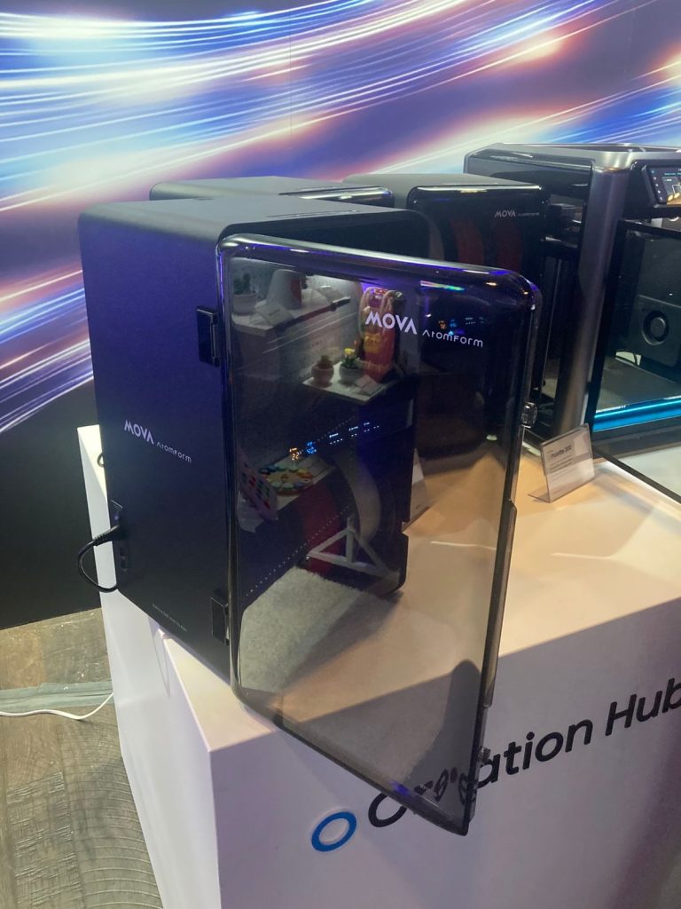 在圣何塞的发布会上，AtomForm材料模块的前门被打开，展示了内部的灯丝存储和集成控制系统