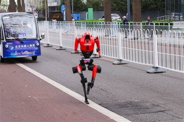 荣耀闪电夺得2026人形机器人半马冠军！50分26秒打破人类世界纪录