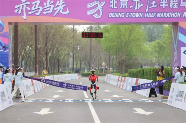 荣耀机器人半马夺冠小插曲：途中撞观光车、单鞋飞落 仍强势夺冠