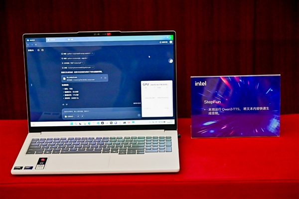 让智能体PC真正人人开机可用！看看Intel的新玩法：两个大脑的混合AI