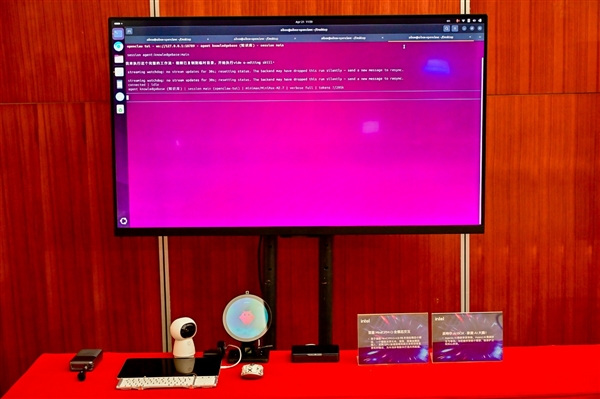 让智能体PC真正人人开机可用！看看Intel的新玩法：两个大脑的混合AI