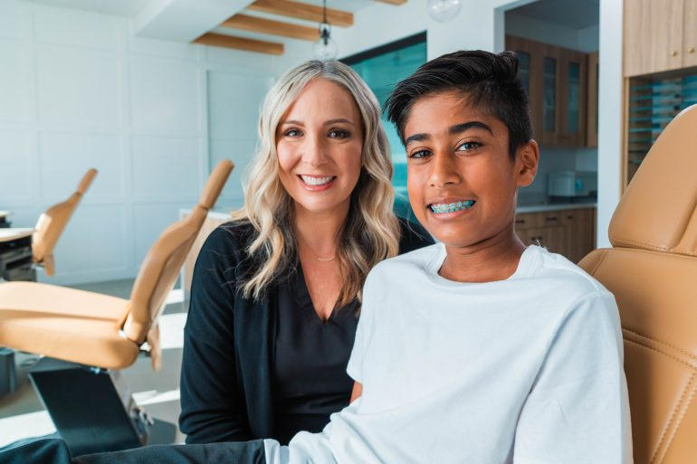 佩戴LightForce金属牙套的患者