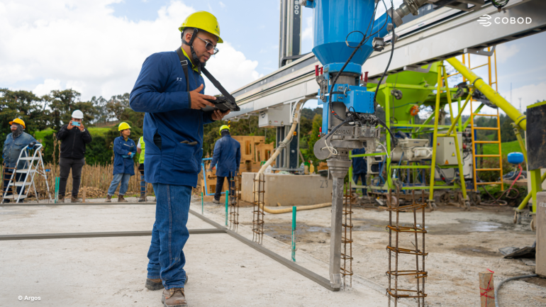 COBOD BOD2 3D打印机正在运行，Cementos Argos团队在哥伦比亚现场监控3D打印过程