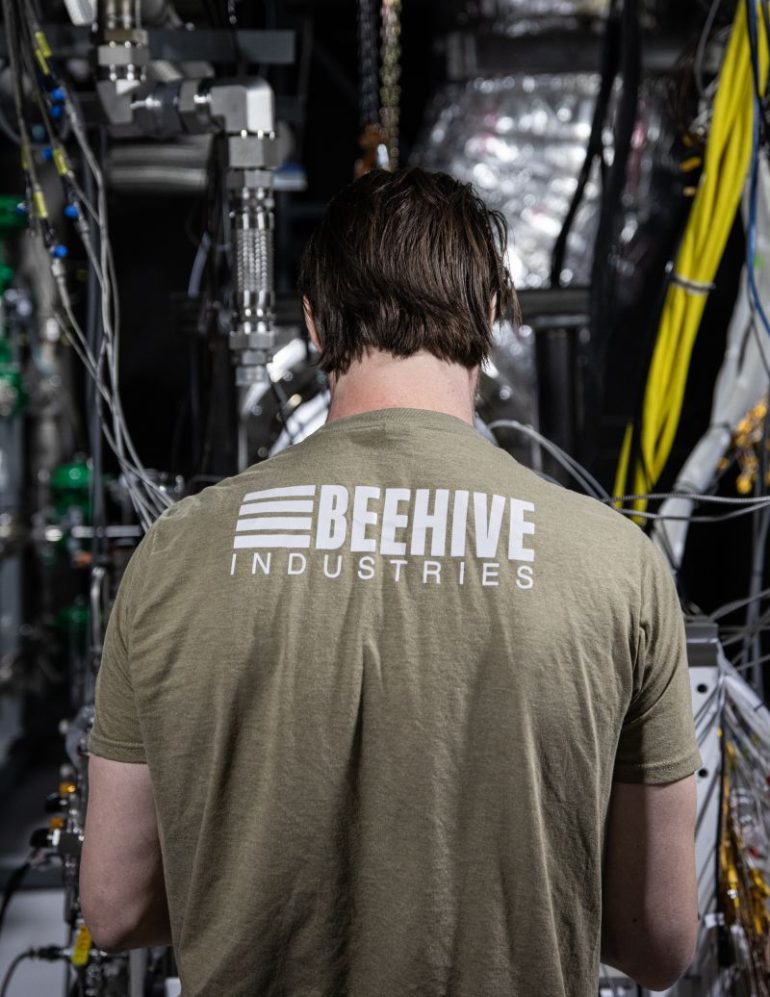 2.jpeg  Beehive Industries的员工