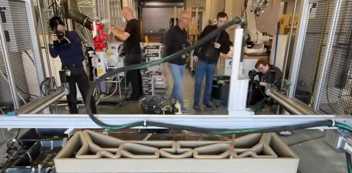 2.3米3D打印混凝土桥打印过程 2.3米3D打印混凝土桥打印过程