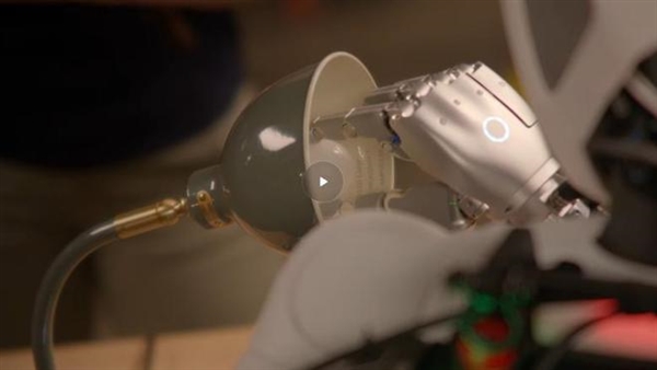 谷歌发布最强具身推理模型Gemini Robotics ER 2：支持连续视频理解与多机器人协作
