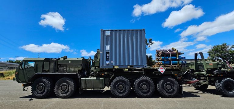 在2024年环太平洋军演（RIMPAC）上，正被运输以装载到美国海军萨默塞特号（USS Somerset）上的SAMM Tech集装箱。照片由雪鸟科技公司提供