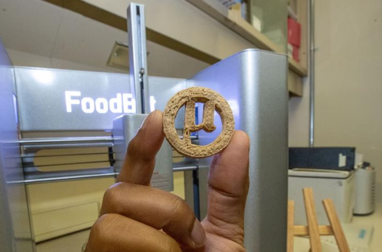 SIU研究人员利用微生物技术将塑料废料3D打印成可食用的饼干