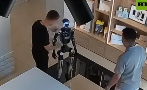 俄罗斯一机器人遭推搡后腾空飞踢顾客：已被送去重启