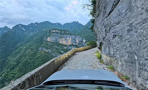 美国博实测！乐道L60智驾闯重庆8D迷宫：挂壁公路全程零接管