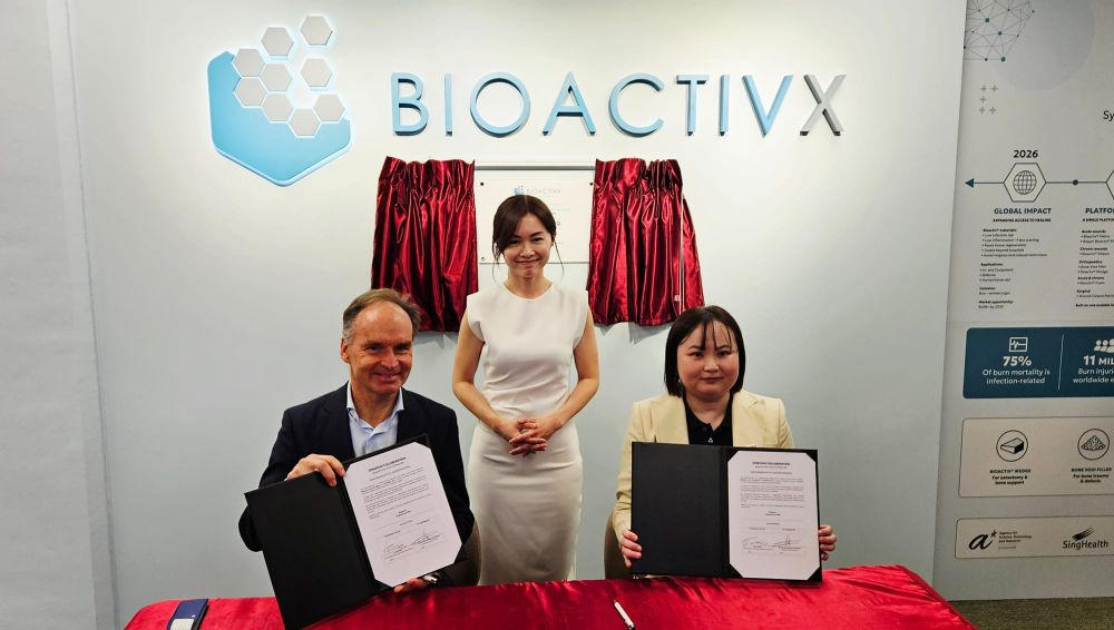 UltiMaker首席执行官Michiel Alting von Geusau、国会议员兼主宾Tin Pei Ling女士和BioactivX首席执行官Peili Teo博士在谅解备忘录签署仪式上
