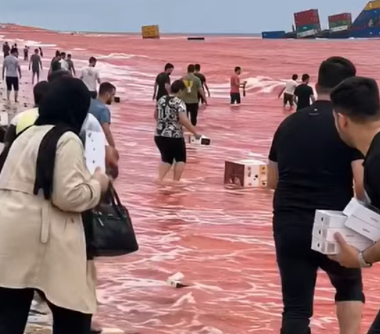 千万播放全网疯传！霍尔木兹海峡海面漂满iPhone竟是AI编造